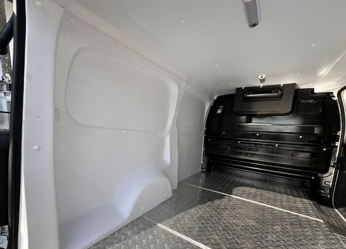 Interior de ambulância revestido em ABS — lateral e piso